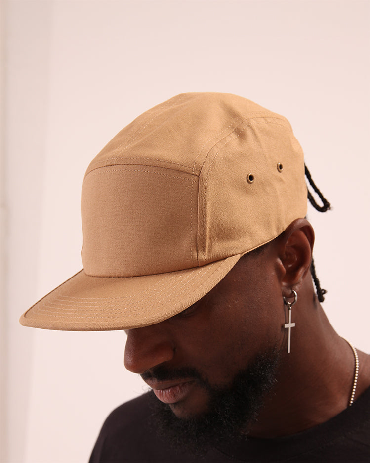 UNIFY's beige 5-panel cap, blending style with sophistication for an urban edge.